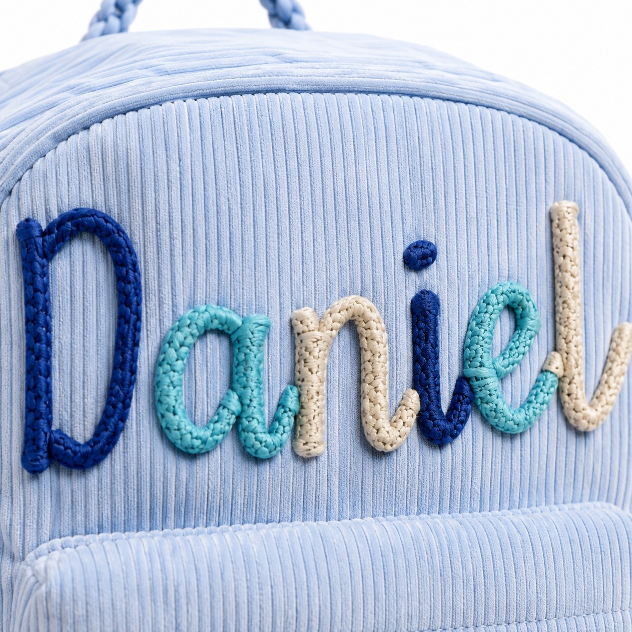 Detalle de las letras tejidas a mano